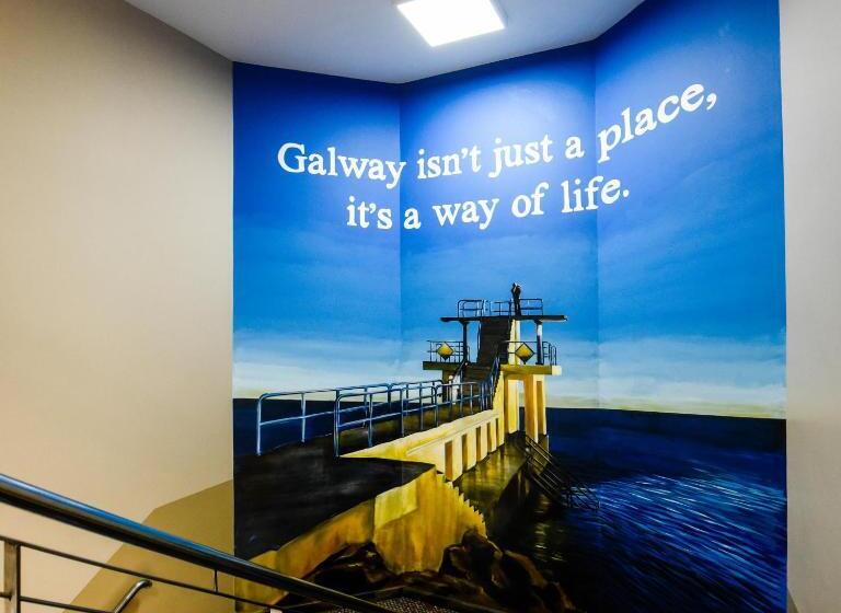 호텔 Kinlay Hostel Eyre Square