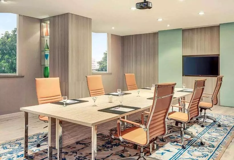 Отель Mercure Jakarta Kota