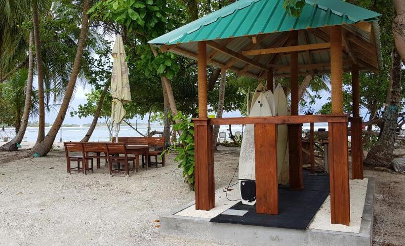 مسافرخانه Surf Deck