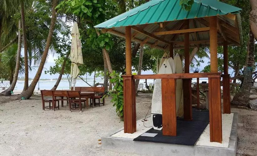 مسافرخانه Surf Deck