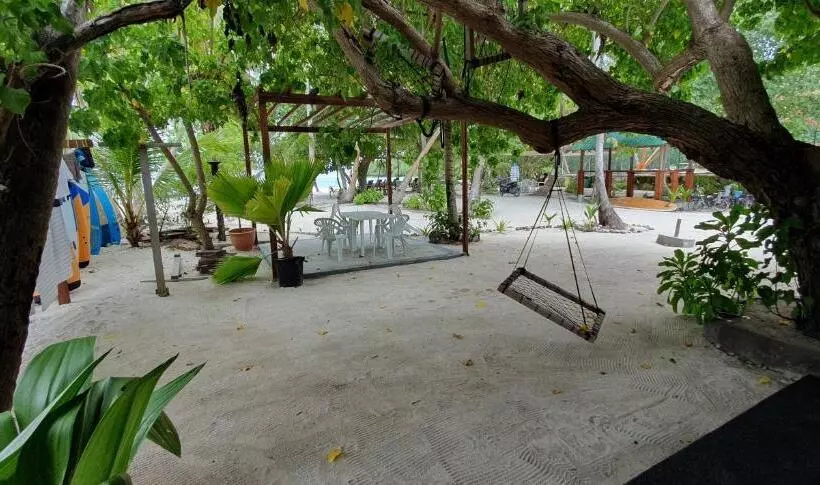 مسافرخانه Surf Deck