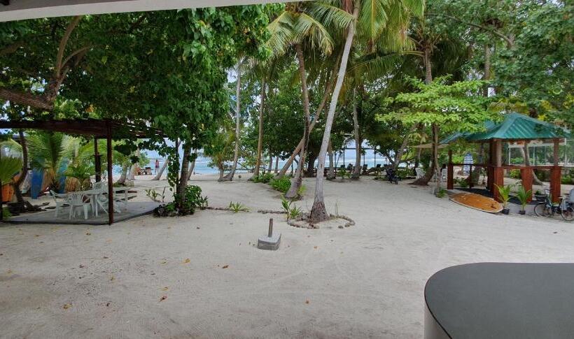 مسافرخانه Surf Deck