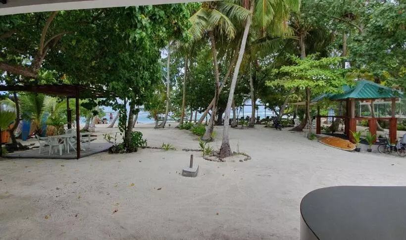 مسافرخانه Surf Deck