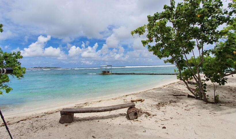 مسافرخانه Surf Deck