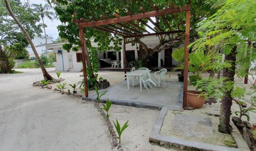 مسافرخانه Surf Deck