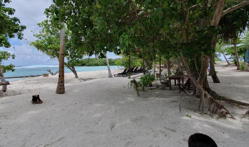 مسافرخانه Surf Deck