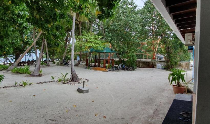 مسافرخانه Surf Deck