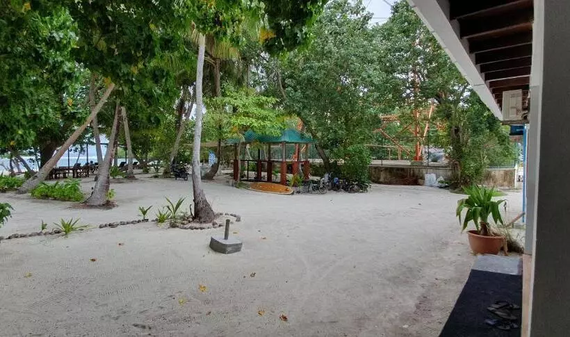 مسافرخانه Surf Deck