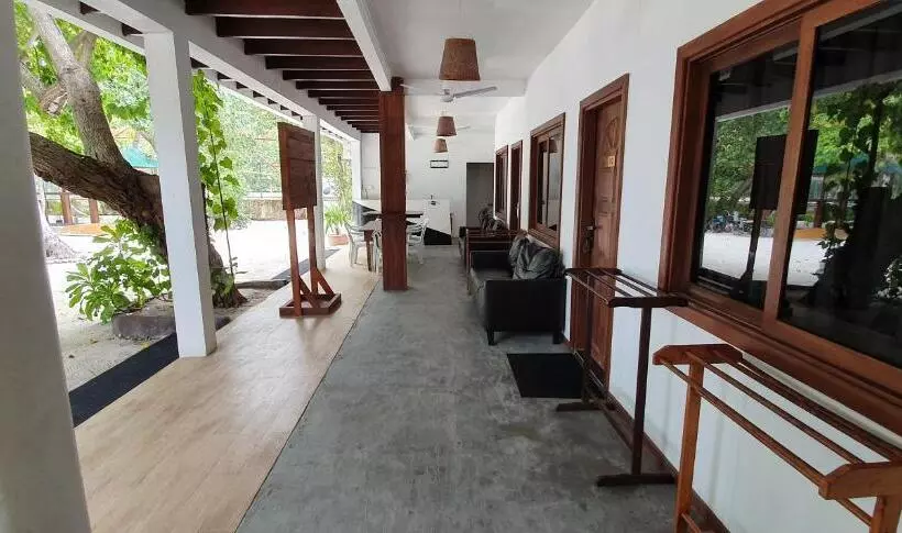 مسافرخانه Surf Deck