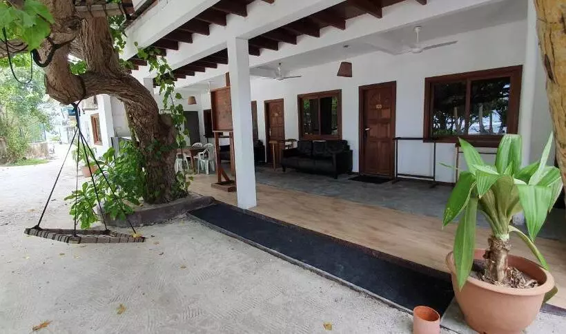 مسافرخانه Surf Deck