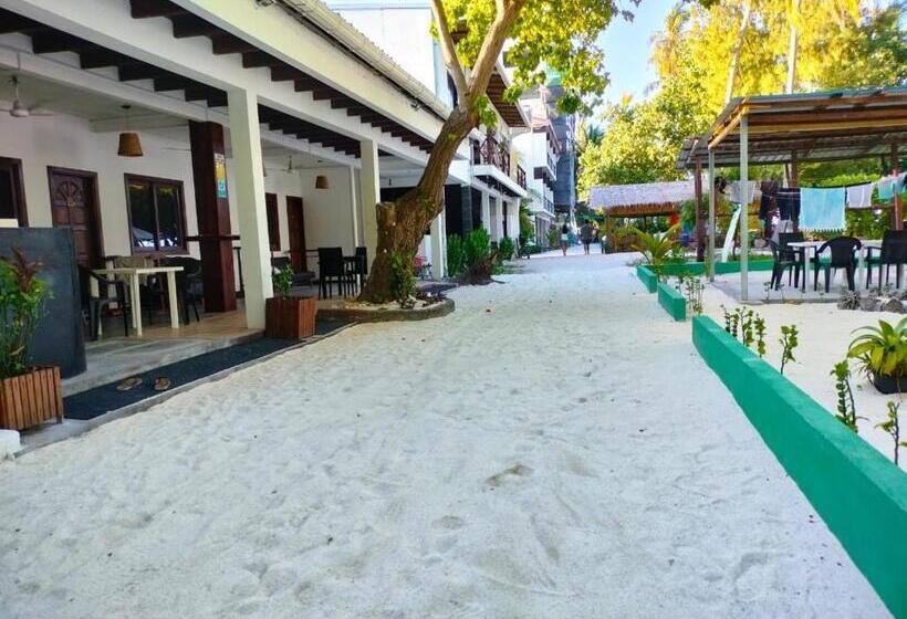 مسافرخانه Surf Deck