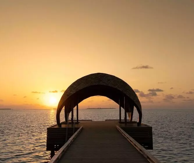 هتل Outrigger Maldives Maafushivaru Resort