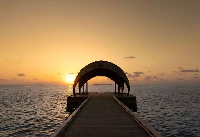 هتل Outrigger Maldives Maafushivaru Resort