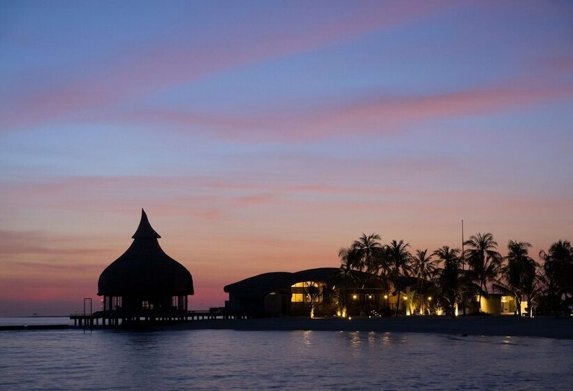 هتل Outrigger Maldives Maafushivaru Resort