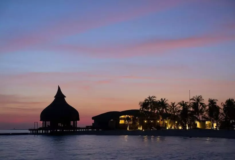 هتل Outrigger Maldives Maafushivaru Resort
