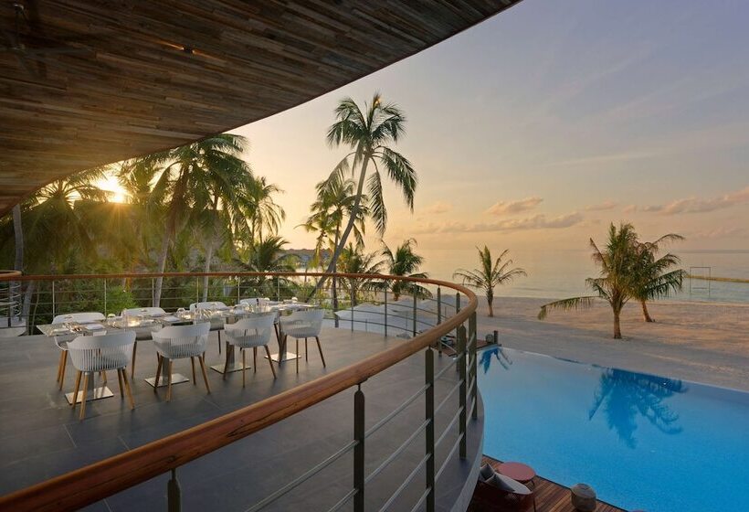 هتل Outrigger Maldives Maafushivaru Resort