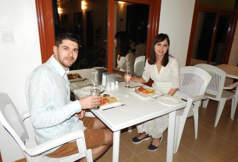 پانسیون Summer Inn Thoddoo