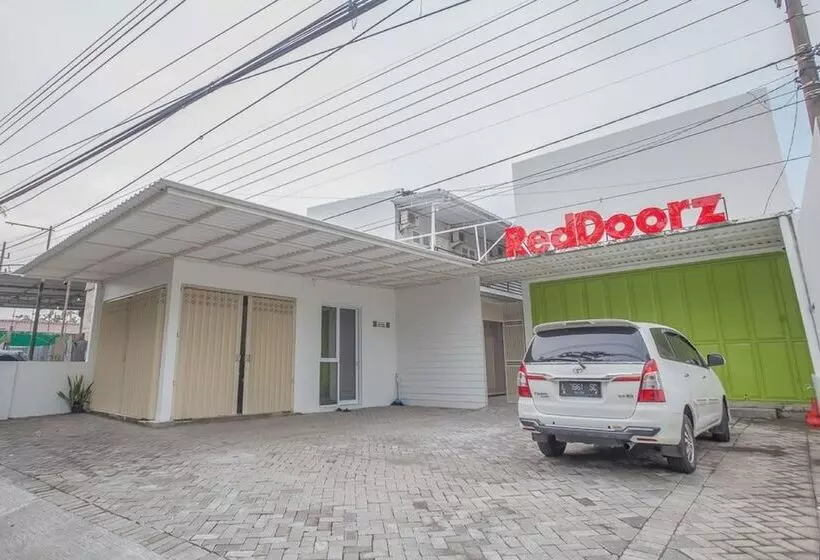 Majatalo Reddoorz Near Ciputra Golf Surabaya