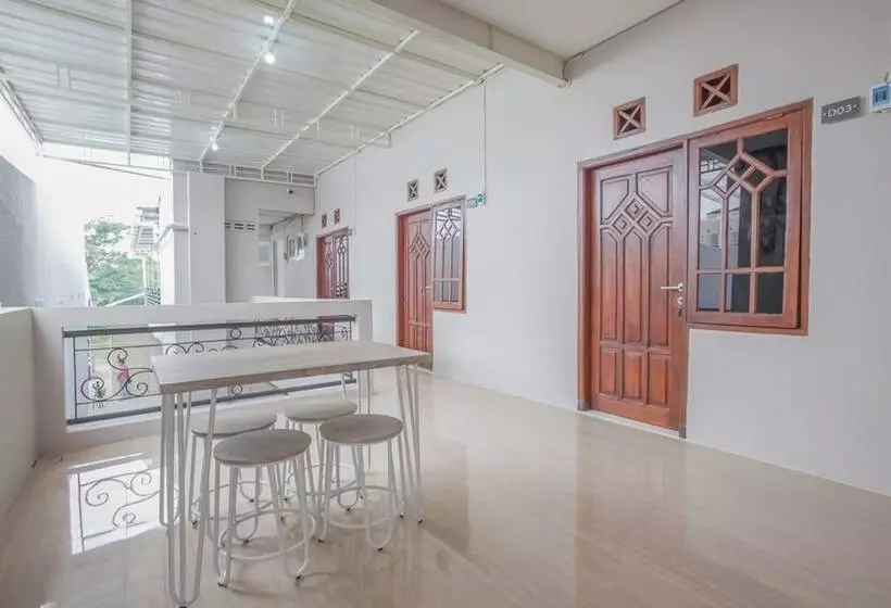 Majatalo Reddoorz Near Ciputra Golf Surabaya