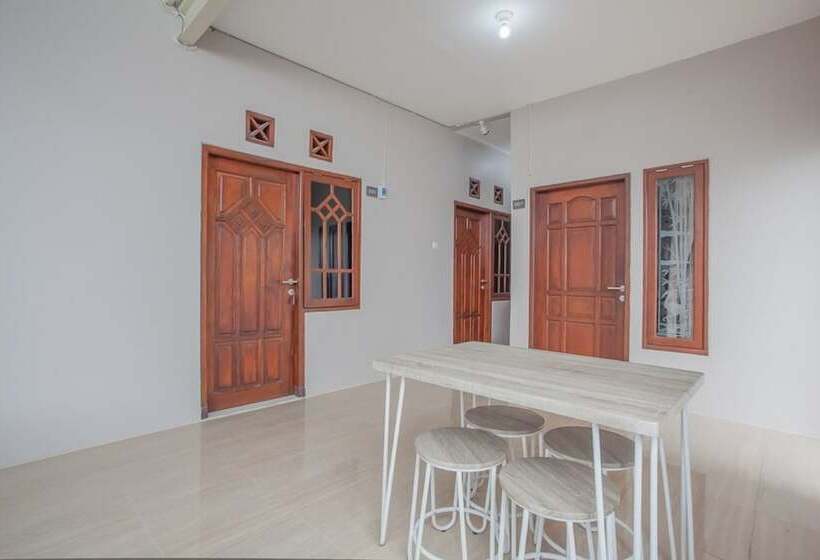 膳宿费 Reddoorz Near Ciputra Golf Surabaya