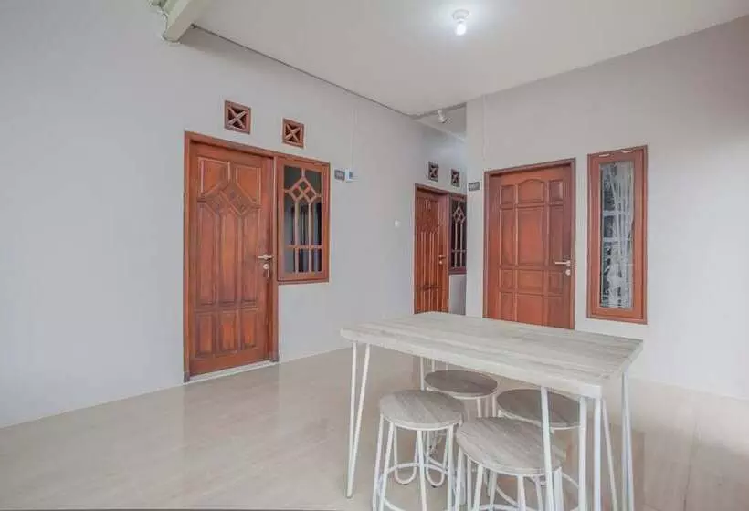 Majatalo Reddoorz Near Ciputra Golf Surabaya