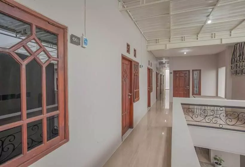 Majatalo Reddoorz Near Ciputra Golf Surabaya