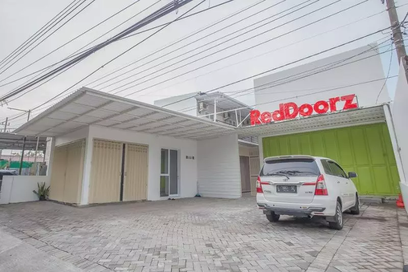 Majatalo Reddoorz Near Ciputra Golf Surabaya