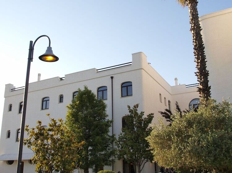 Отель Leone De Castris Wine