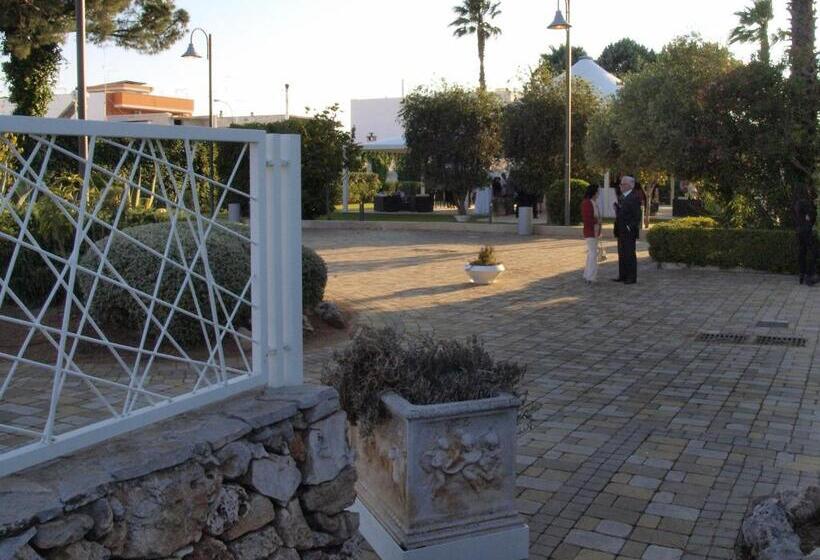 Отель Leone De Castris Wine