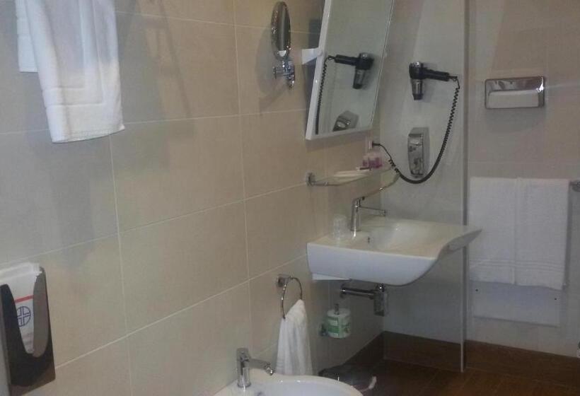 Отель Leone De Castris Wine