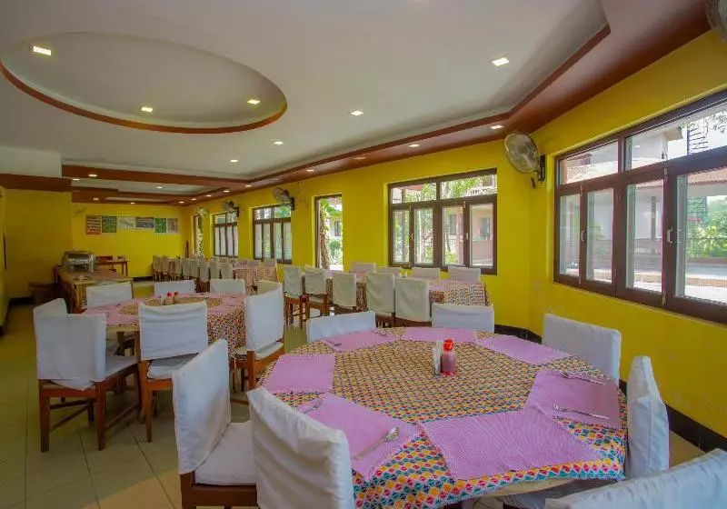 هتل Jungle Nepal Resort By Oyo Rooms