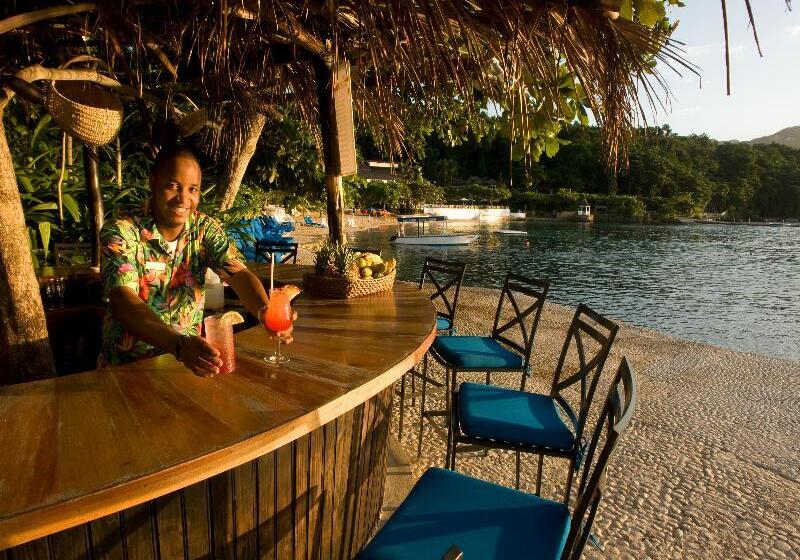 Round Hill Hotel & Villas