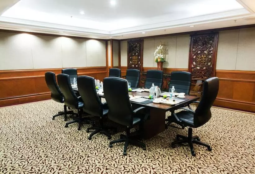 Отель Thistle Johor Bahru