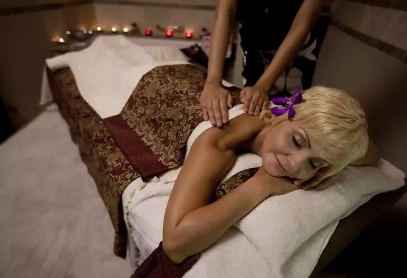 Отель Thistle Johor Bahru