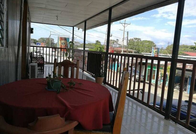 مسافرخانه Cabinas Carolina & Restaurante