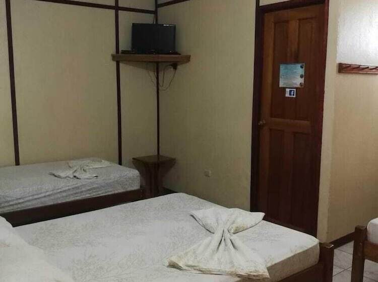 مسافرخانه Cabinas Carolina & Restaurante