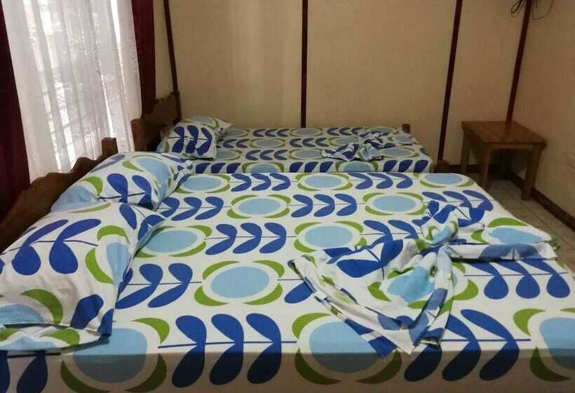 مسافرخانه Cabinas Carolina & Restaurante