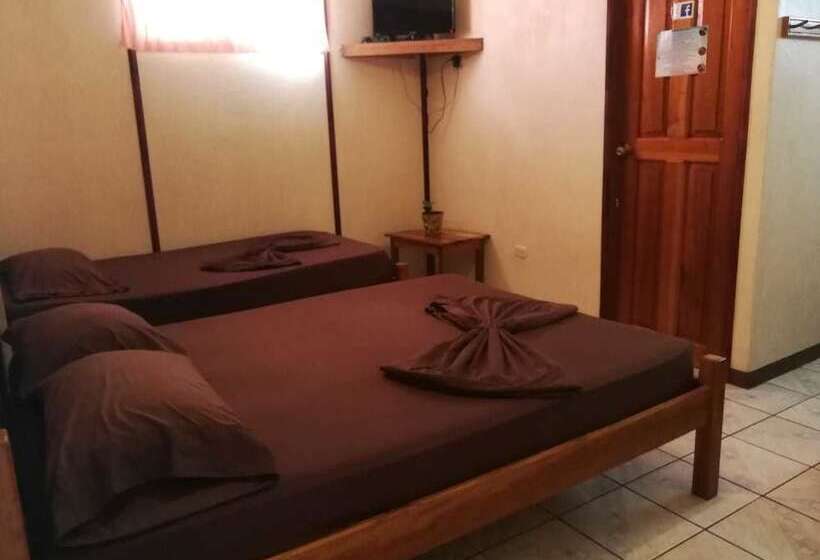 مسافرخانه Cabinas Carolina & Restaurante