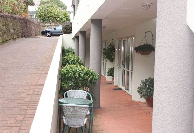 Baycourt Lakefront Motel