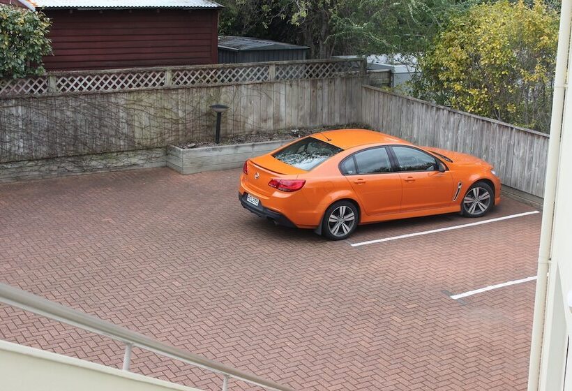 Baycourt Lakefront Motel