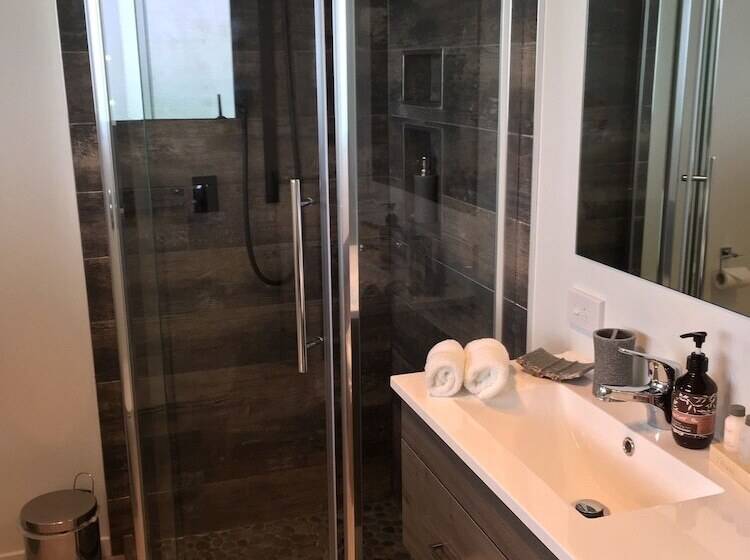 Baycourt Lakefront Motel