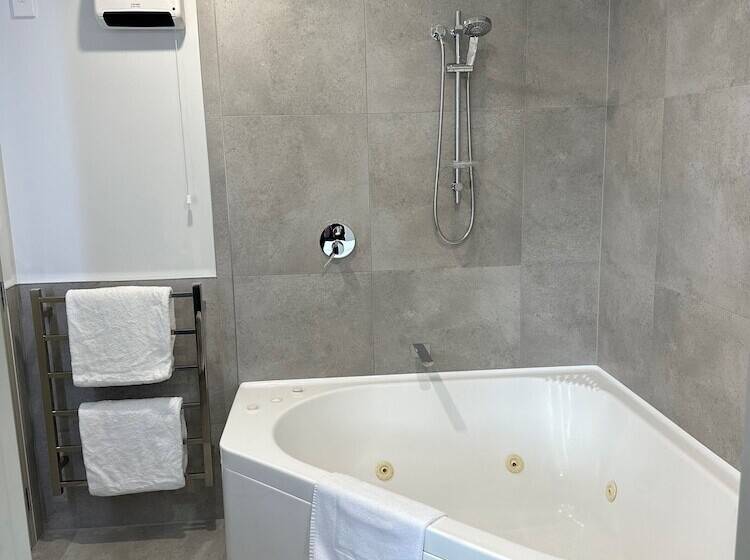 Baycourt Lakefront Motel