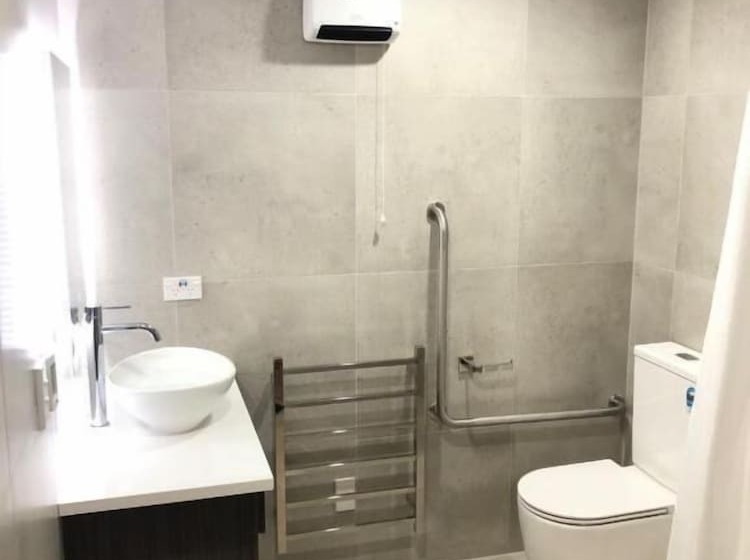 Baycourt Lakefront Motel