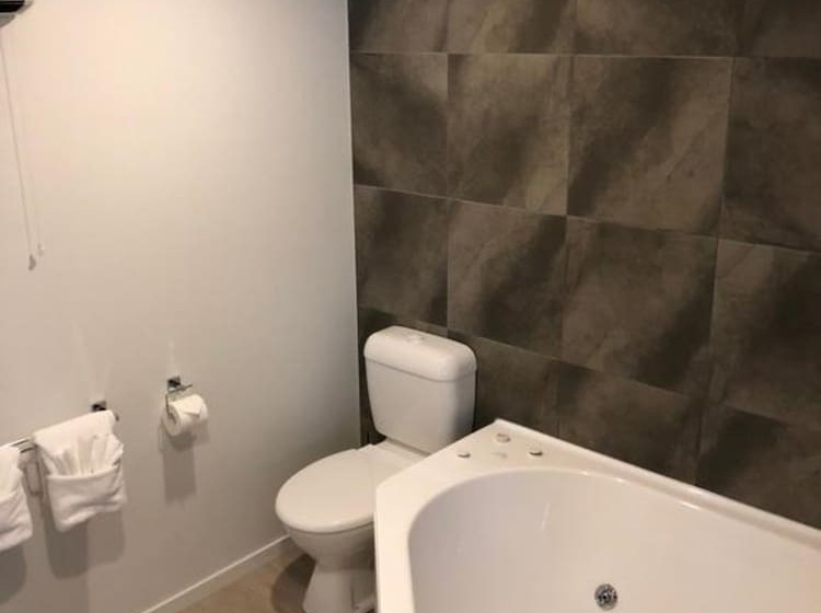 Baycourt Lakefront Motel