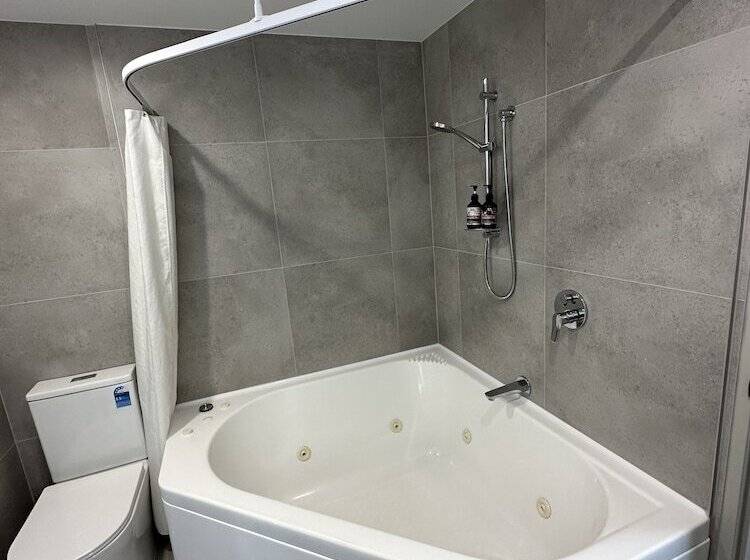 Baycourt Lakefront Motel