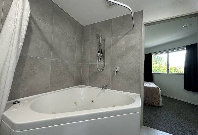 Baycourt Lakefront Motel