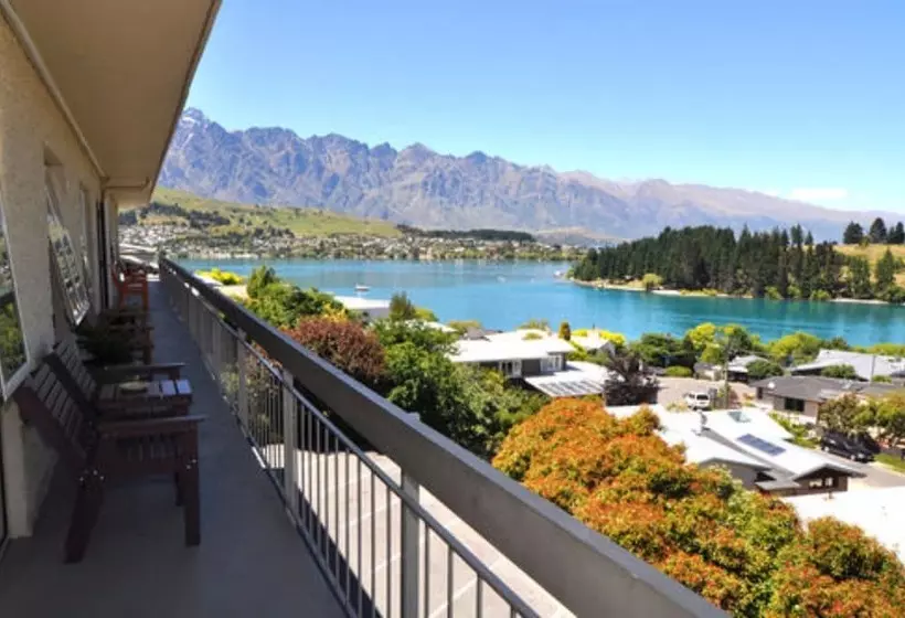 Отель Earnslaw Lodge