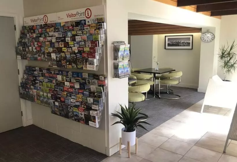 Отель Earnslaw Lodge