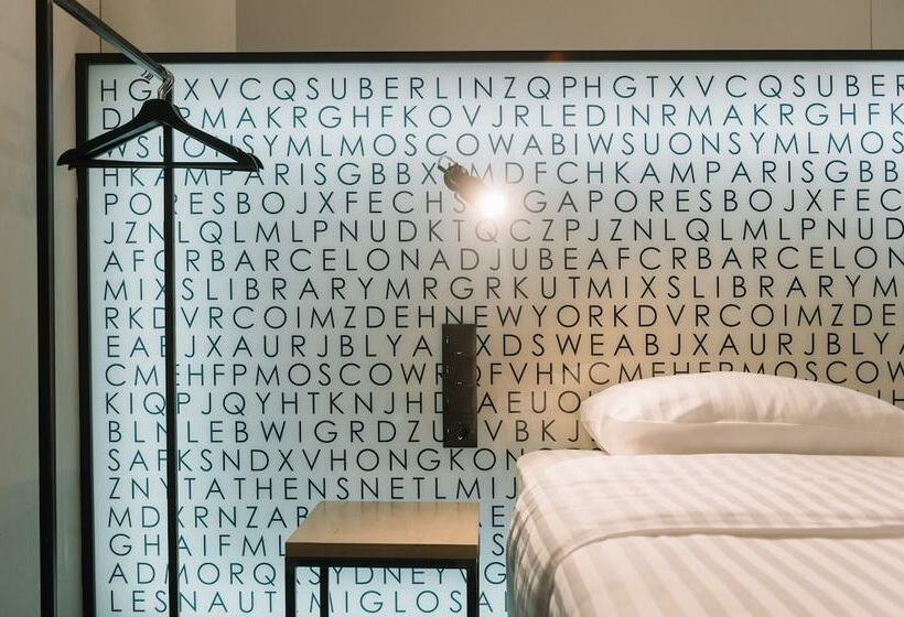 בית מלון כפרי Library