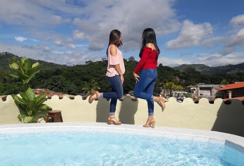 هتل Posada De Belssy